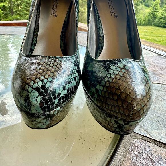 Shoe Dazzle PEYTON Heels Women SZ 7 Green Snake Animal Print Platform Stilettos - Picture 5 of 10